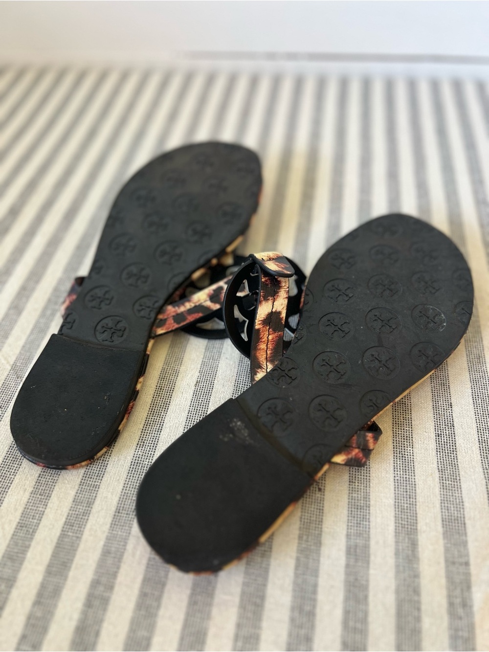 Tory Burch MILLER PRINTED PATENT SANDAL in Leopard print - Picture 4 of 8